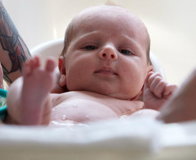купание малыша в ванне с новым продуктом для новорожденных Johnson's® «Нежность хлопка»™